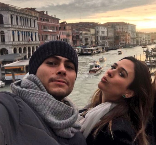 Tatá Werneck mostra aliança de noivado com Rafael Vitti