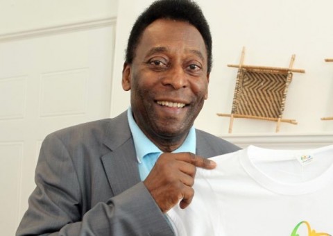 Pelé é internado às pressas em hospital