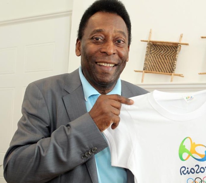 Pelé é internado às pressas em hospital