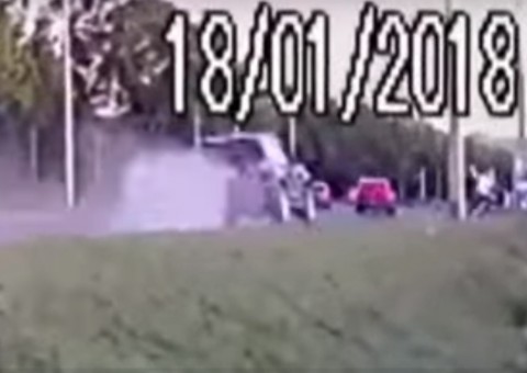 Câmeras mostram atropelamento chocante de casal de idosos que caminhava em lagoa