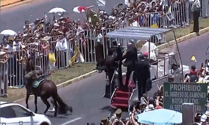 Papa Francisco se envolve em acidente no último dia de visita ao Chile 