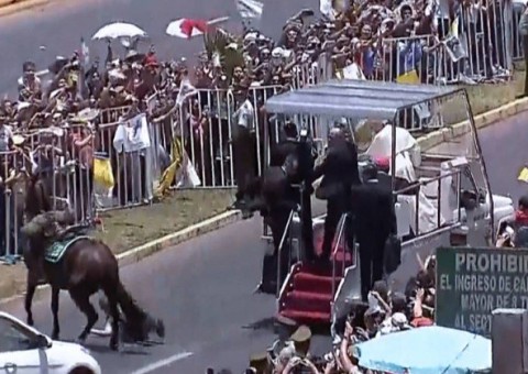 Papa Francisco se envolve em acidente no último dia de visita ao Chile 