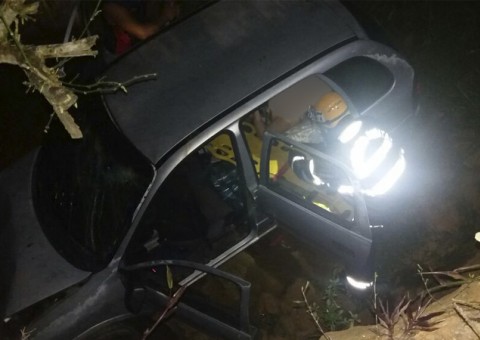 Carro com crianças capota em barranco e deixa 4 feridos em Manaus