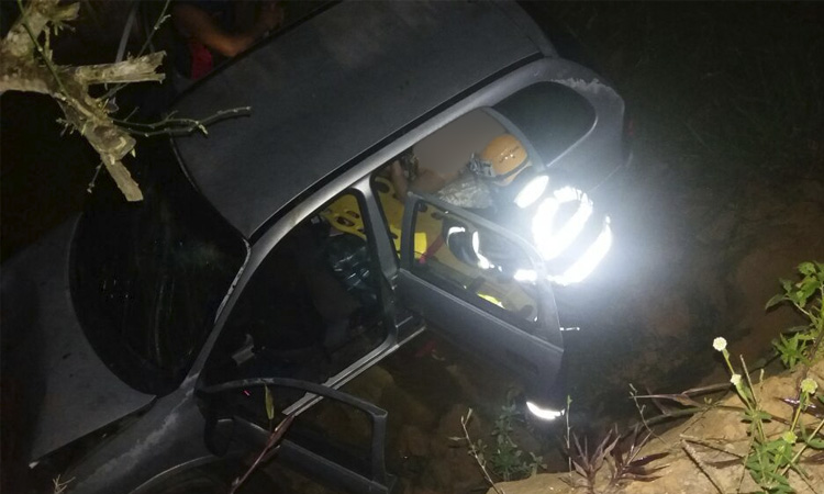 Carro com crianças capota em barranco e deixa 4 feridos em Manaus