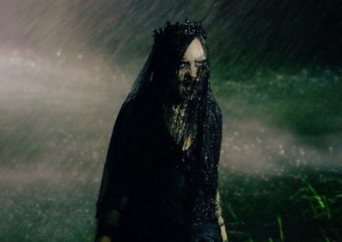 Ex-mulher volta dos mortos no trailer do terror The Housemaid