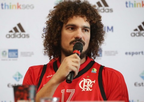 Ida de Varejão ao Fla expõe realidade do NBB em que até rivais comemoram