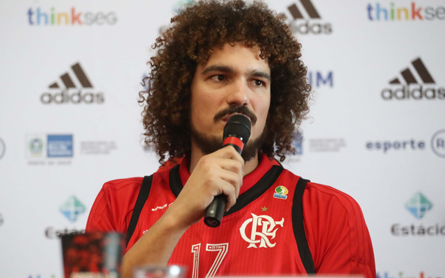 Ida de Varejão ao Fla expõe realidade do NBB em que até rivais comemoram