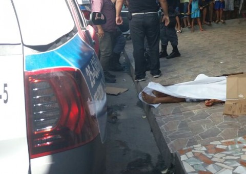 Homem é perseguido e assassinado a facadas em Manaus