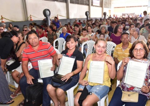 Moradores começam a receber títulos de imóveis em Manaus e interior