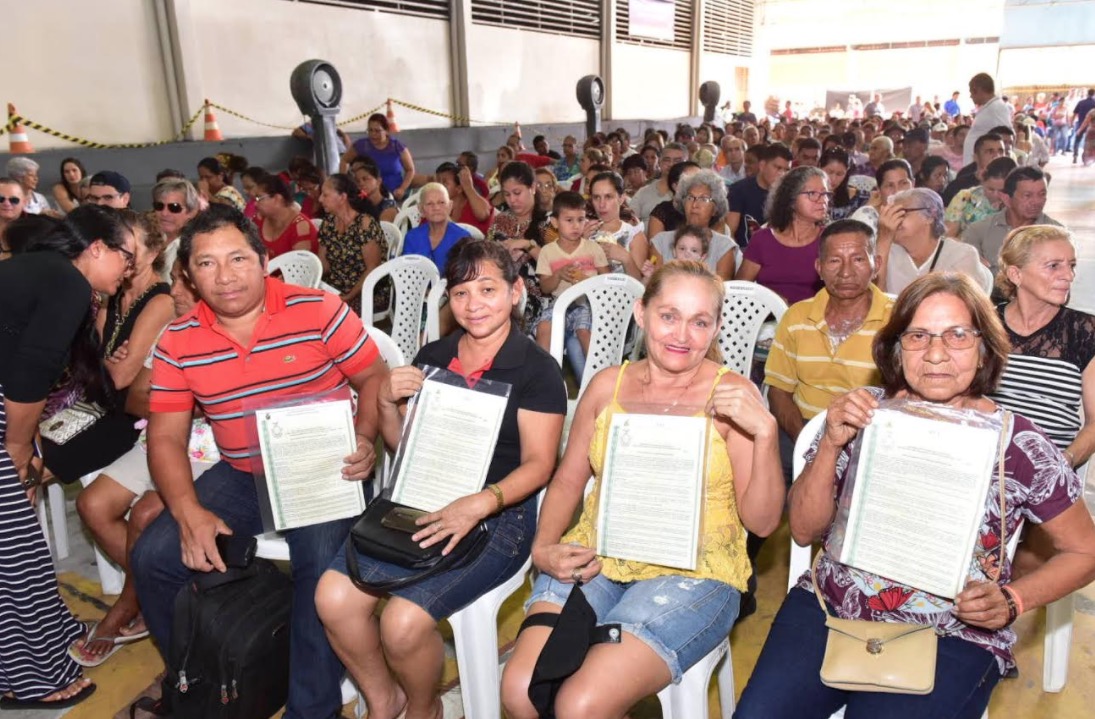 Moradores começam a receber títulos de imóveis em Manaus e interior