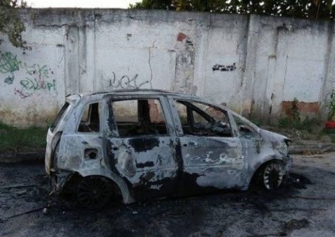 Três corpos carbonizados são encontrados por bombeiros em banco traseiro de carro