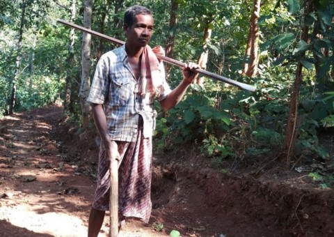 Homem abre estrada de 8 km a picareta para filhos poderem ir e voltar da escola