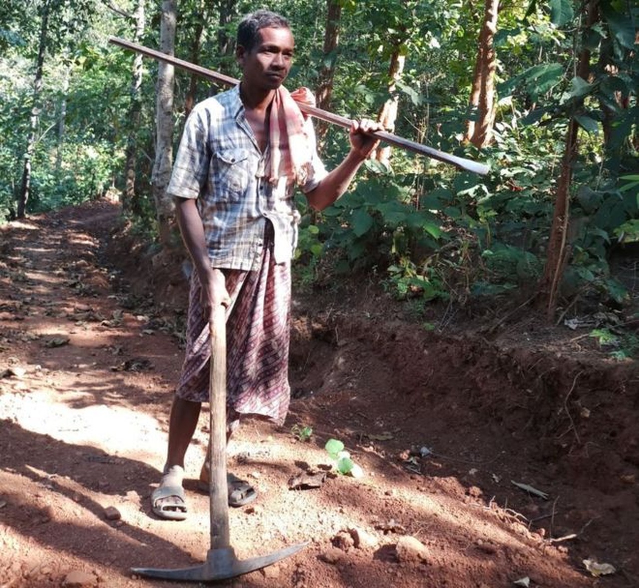 Homem abre estrada de 8 km a picareta para filhos poderem ir e voltar da escola
