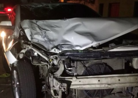 Táxi desgovernado atinge moto e deixa duas pessoas feridas em Manaus