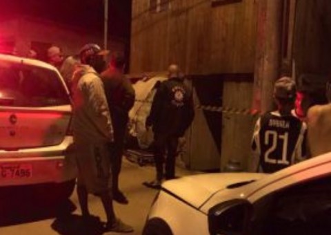 Criança de 5 anos é salva de tiroteio ao se esconder na casinha do cachorro