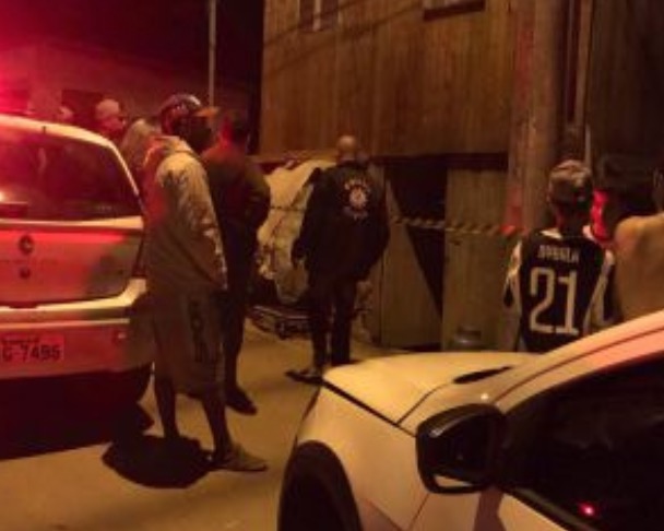 Criança de 5 anos é salva de tiroteio ao se esconder na casinha do cachorro