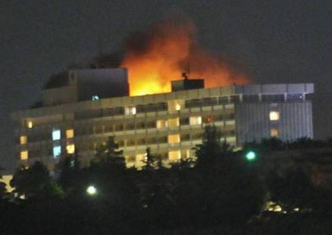 Terroristas e hóspedes morrem em ataque a hotel de luxo