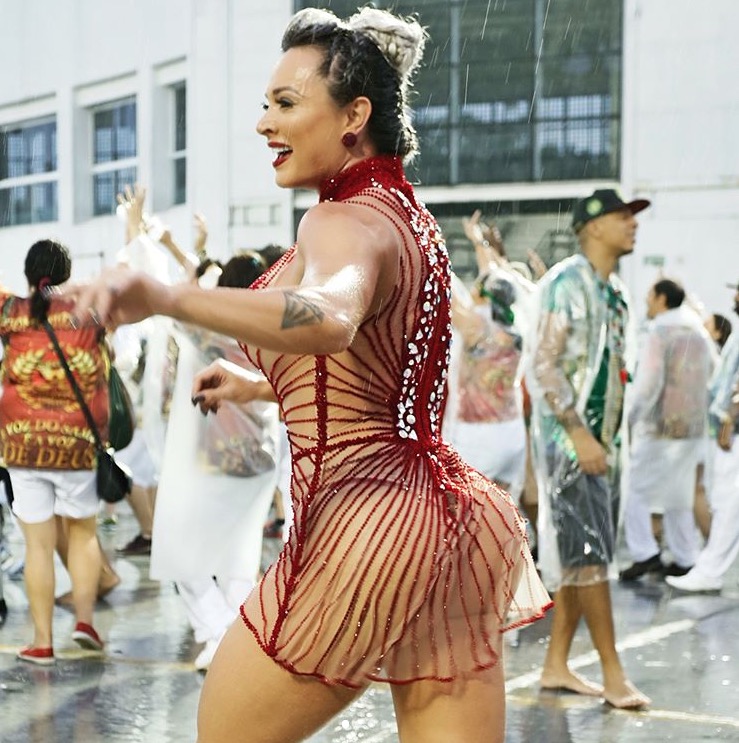  Atributos de Juju Salimeni desafiam a lei da gravidade durante samba