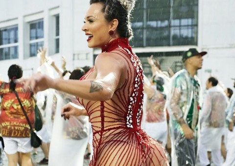  Atributos de Juju Salimeni desafiam a lei da gravidade durante samba