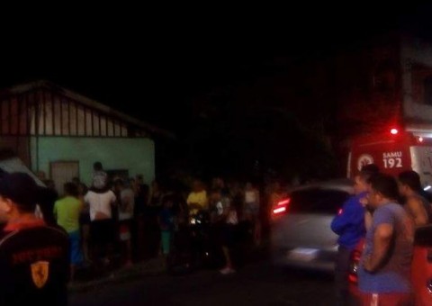 Encapuzados executam homem com 5 tiros em bar de Manaus