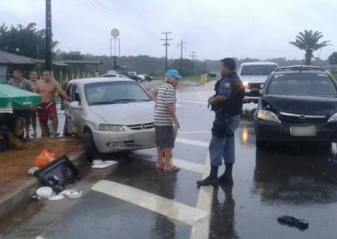 Carros se chocam de frente e deixam 3 pessoas feridas em Manaus