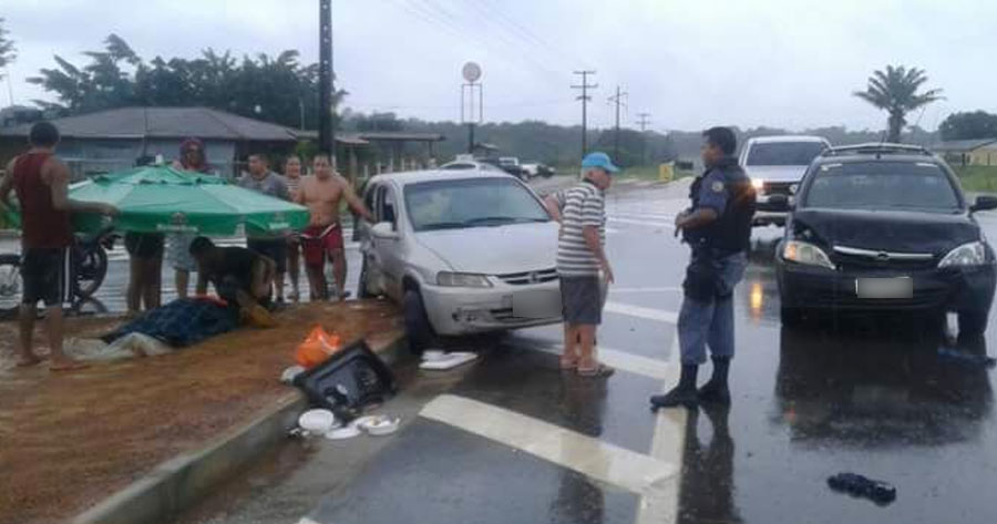 Carros se chocam de frente e deixam 3 pessoas feridas em Manaus