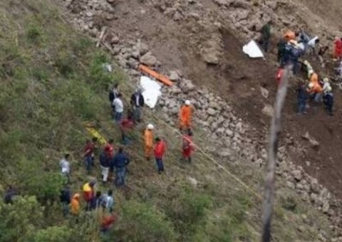 Deslizamento de terra arrasta ônibus em estrada e mata 13 pessoas