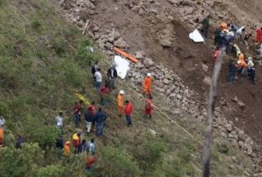 Deslizamento de terra arrasta ônibus em estrada e mata 13 pessoas