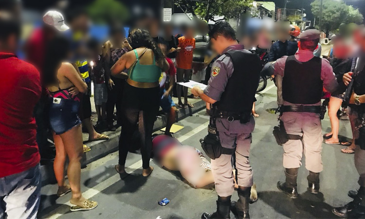 Moto se choca contra árvore e casal fica ferido em  acidente grave em Manaus