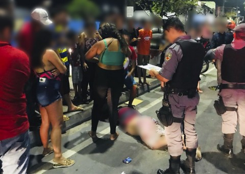 Moto se choca contra árvore e casal fica ferido em  acidente grave em Manaus