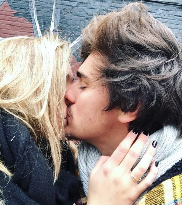 Namorado de Sasha mostra foto de beijo em despedida 