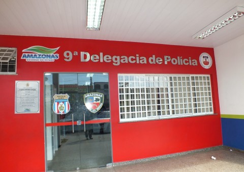 Suspeito de assaltar pizzaria cai da moto e se machuca feio durante fuga em Manaus