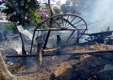 Incêndio destrói casa e assusta moradores em Manaus