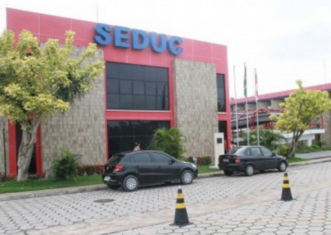 Amazonino afasta executivos da Seduc com vinculação a políticos