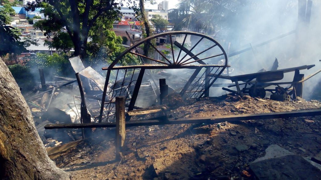 Incêndio destrói casa e assusta moradores em Manaus