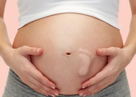 6 maneiras de fazer o bebê mexer dentro da barriga