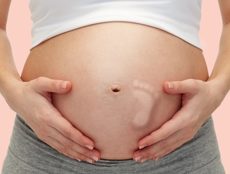 6 maneiras de fazer o bebê mexer dentro da barriga