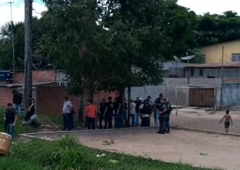 Atiradores expulsam motorista da Delegacia da Mulher com disparos em bairro de Manaus