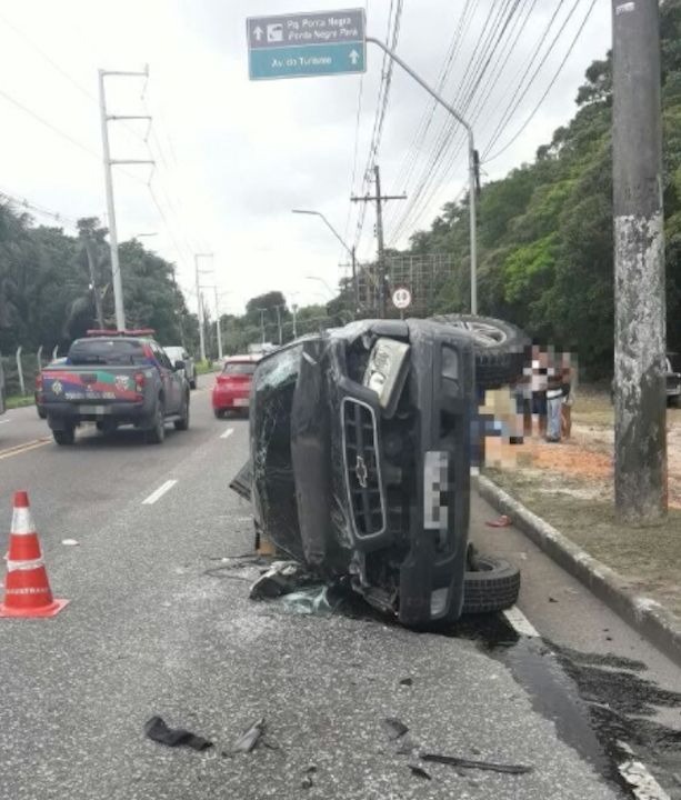 Carro capota e acidente deixa uma pessoa ferida na estrada do aeroporto de Manaus