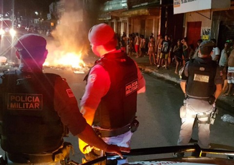 Moradores fazem protesto e ateiam fogo em avenida por falta de energia