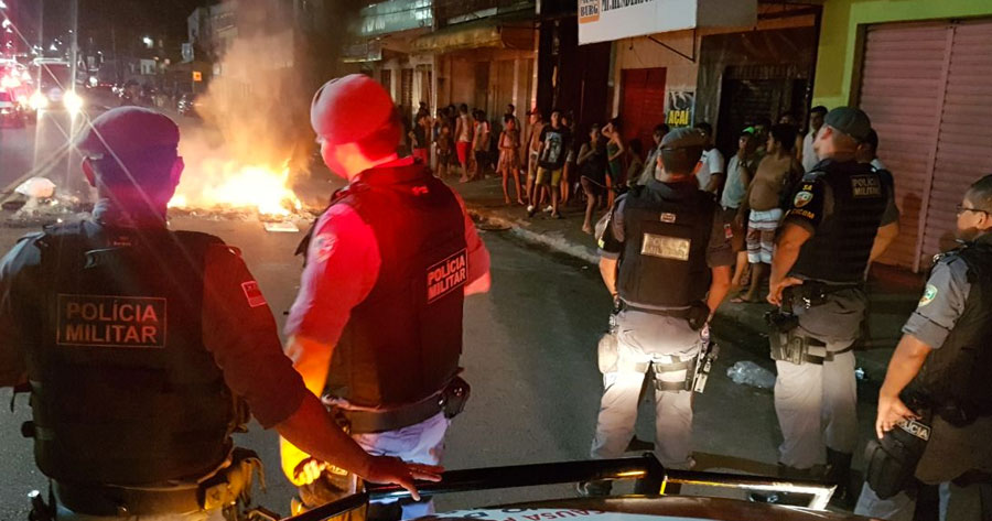 Moradores fazem protesto e ateiam fogo em avenida por falta de energia