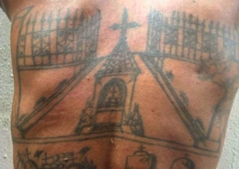 Suspeito de matar três pessoas, homem tatuava sepulturas de vítimas nas costas 