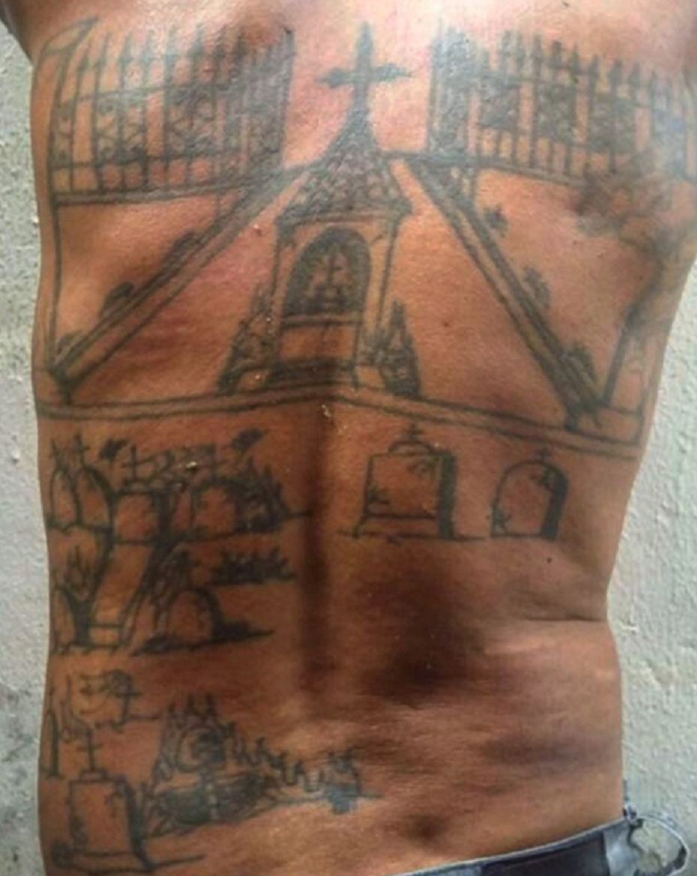 Suspeito de matar três pessoas, homem tatuava sepulturas de vítimas nas costas 