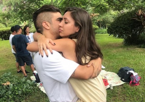 Caio Castro posta primeira foto com namorada e se declara na web