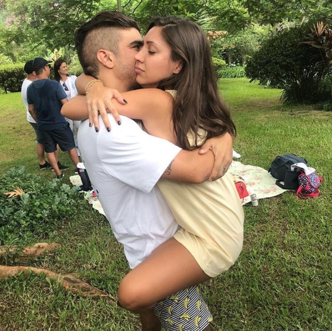 Caio Castro posta primeira foto com namorada e se declara na web