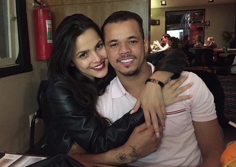 Ex-BBB Emilly se declara em francês para namorado com foto de beijo
