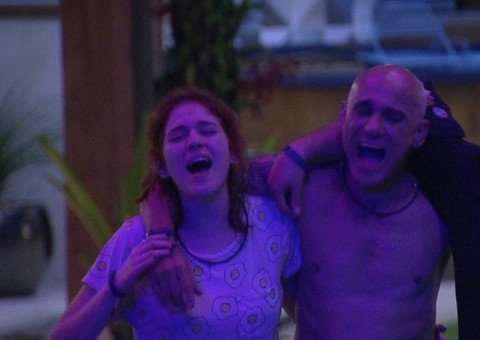 BBB18: Beijo de pai e filha durante festa causa polêmica nas redes sociais