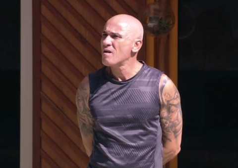 BBB18: Ayrton abaixa sunga e mostra tudo após banho