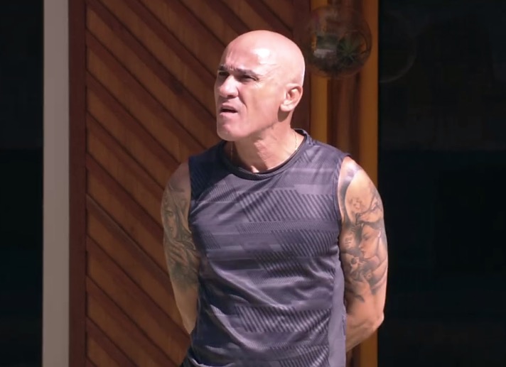 BBB18: Ayrton abaixa sunga e mostra tudo após banho