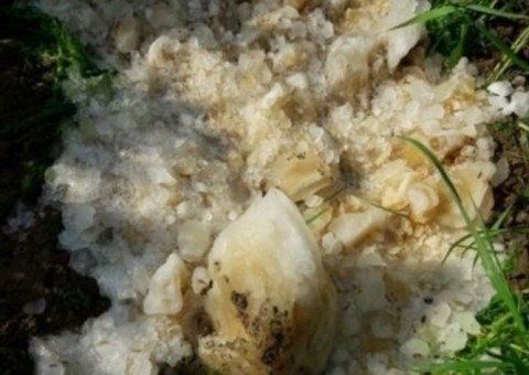  Bola de gelo enorme cai do céu e intriga moradores